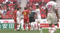 「なんで試合を止めるんだ！」選手と審判が接触して試合がストップ 攻撃チャンスでプレーを止められ選手が抗議、スタジアム大ブーイングの瞬間