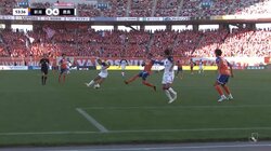 「1番の答えをピッチで見せてくれた」ポポヴィッチ監督も称賛「泣ける」エースの重責を果たした鹿島・鈴木優磨のゴールに祝福の輪