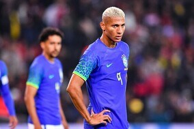 フランスで行なわれたブラジルvs.チュニジア戦で暴挙！ リシャルリソンにバナナを放り投げ、ネイマールにレーザー、指笛…。サポーターの愚行に批判集中「台無しだ」