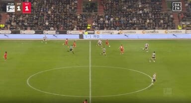 ウソでしょ…！？ 日本代表、鈴木唯人、脳がバグる“ありえないシーン”「これはヤバい」「めっちゃ速いな」3人置き去り→ピッチ横断35m“爆速ドリブル”