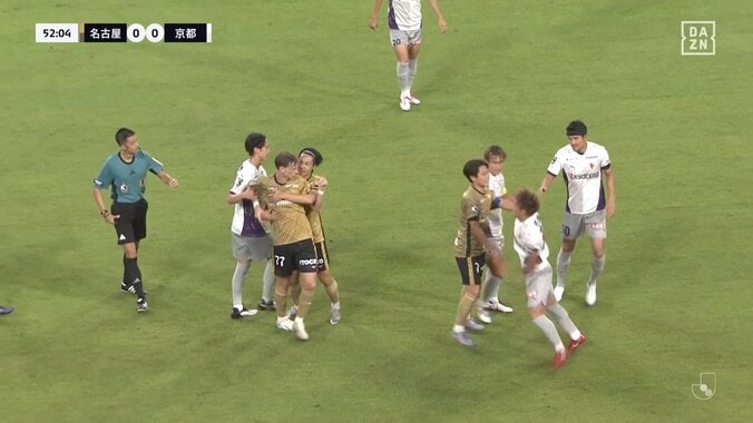 あわや乱闘勃発！名古屋ユンカーが激昂する相手を挑発→小競り合いでスタジアム騒然「リスタートでまた荒れる」「森島のやつイエロー出しちゃったから…」 5枚目