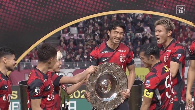 鹿島が真顔スルー芸！鈴木優磨が指名した“森脇芸担当”は？「優磨さんがめちゃくちゃ悪い顔してた」９年ぶり優勝で爆笑セレモニー 5枚目