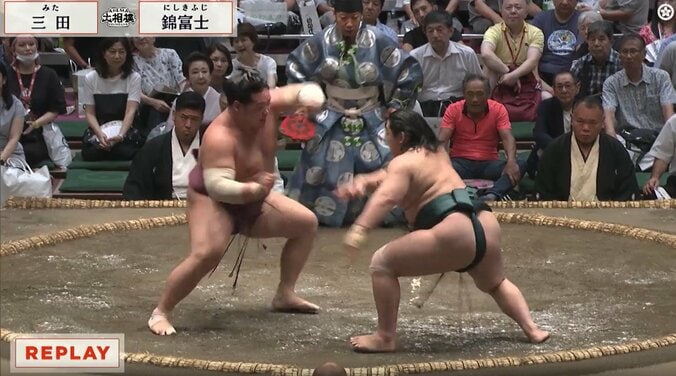 元関脇・栃煌山の清見潟親方の背後に