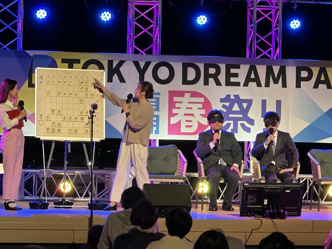 「目隠し将棋対決」の様子（左から福山アナウンサー、室谷女流三段、糸谷八段、増田八段）
