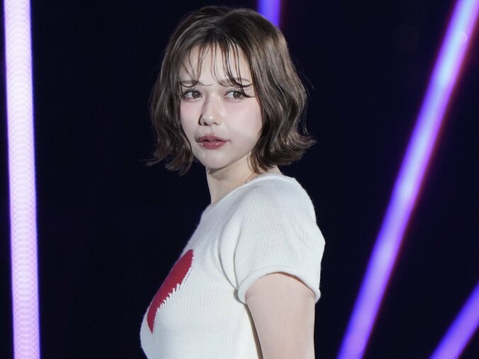 【写真・画像】村重杏奈、極ミニ丈の圧巻美脚際立つ姿に「セクシーだ」ウエスト“チラ見せ”攻めたランウェイに歓喜の声　1枚目