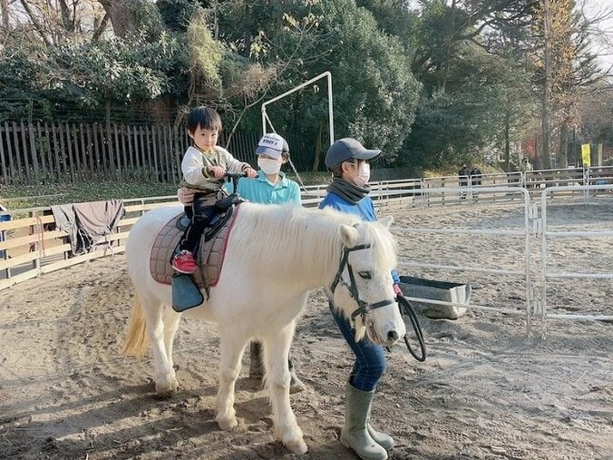 アレク＆川崎希、初乗馬体験をする息子を公開「怖がらずに乗ってた」 1枚目