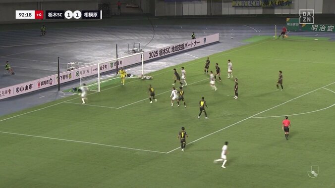 「１ミリどころか300ミリ」J3でまさかの大誤審→ファン激怒「頼むからVAR導入してくれ」ゴールラインを割った折り返しからの決勝点が認められた瞬間 2枚目