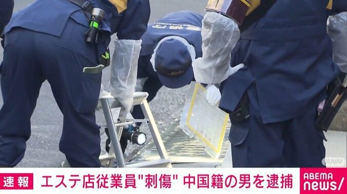 現場検証を行う警察