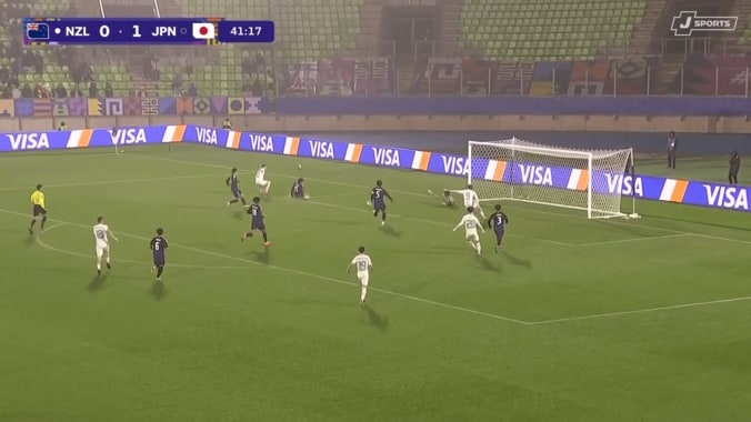 超反応！17歳日本代表GKの“左手１本ビッグセーブ”が「弾く位置も完璧」「若林源三だ」荒木琉偉が大ピンチを救った瞬間【U-20W杯】 3枚目