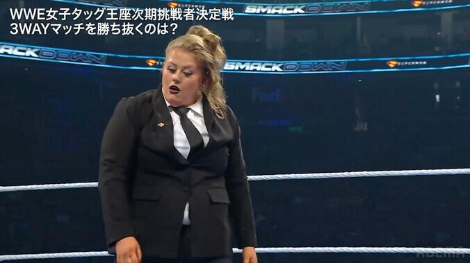 スーツコスチュームで試合に臨むパイパー・ニーヴェン