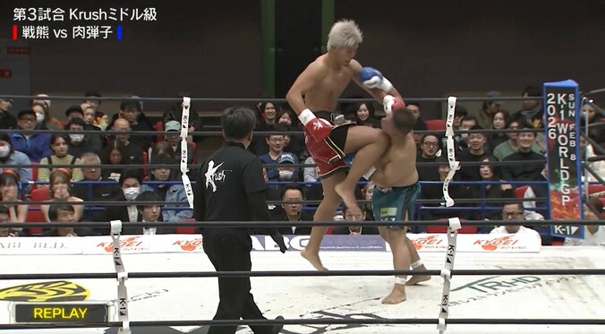 「真空飛びヒザ蹴りだ」戦慄の“一撃” 衝撃KO「これは頑丈でも無理なやつ」ファン驚き 4枚目