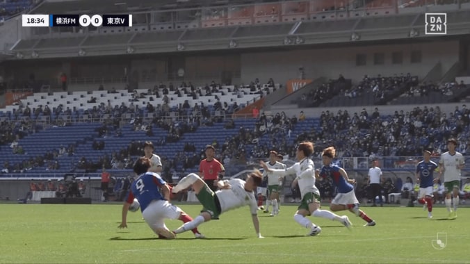 「顔に入ってるよ！」Jリーグの“PKなし判定”が物議…「ボールにチャレンジしてない」「VARないの？」後方から遅れて衝突の瞬間 5枚目