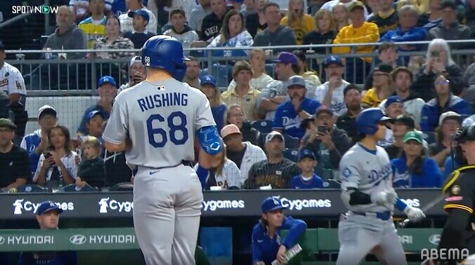 ド軍戦、バット吹っ飛ぶ“珍プレー”に「大谷もびっくり」 まさかの事態に“次打者”の大谷翔平も驚く 5枚目