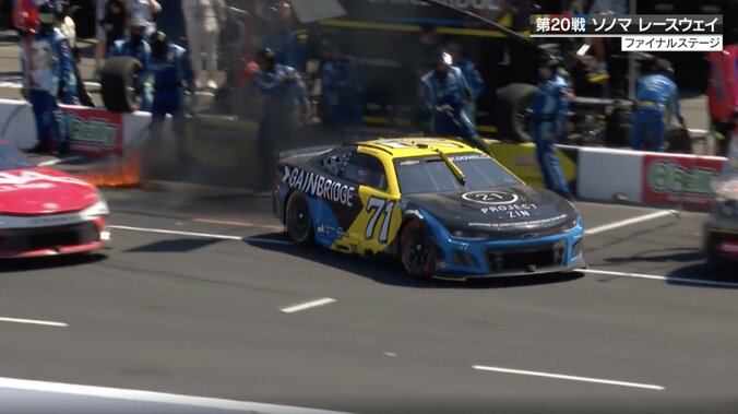 「火が！火が！」カマロの屋根が「バック・トゥ・ザ・フューチャー状態」の衝撃光景にファン騒然「燃えてる」「タイムマシン」 2枚目