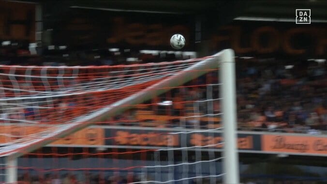 南野拓実、相手GKのパスミスに超速反応「狙ってたな」すかさずパスカット→虚をつくループシュートを放った瞬間 3枚目