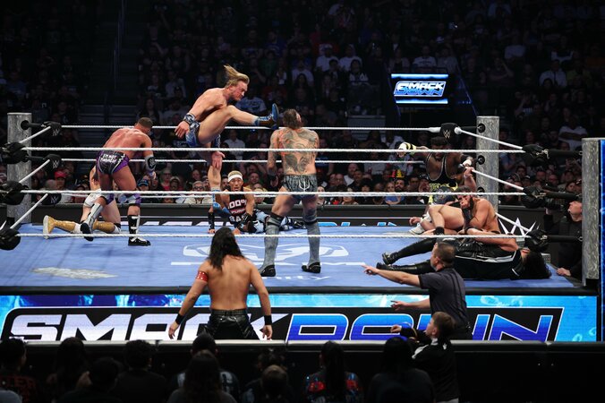 「あー！」「消えました…」人気日本人レスラー、気合いの“タンクトップ破り”→直後に悲劇「かわいそう」 3枚目