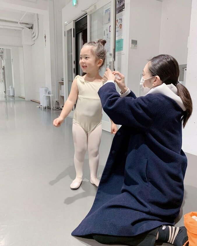 土屋アンナ、バレエデビューした娘の姿を披露「かわいい」「良い笑顔」の声 1枚目