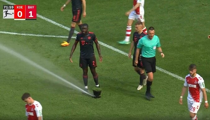 【映像】スプリンクラーが試合に「水を差して」選手びしょ濡れ