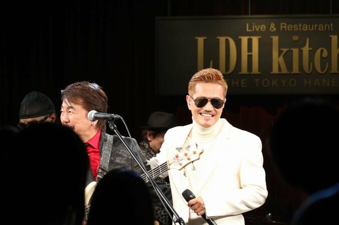 EXILE ATSUSHI、サプライズ出演で至極のクリスマスラブソングを披露！ 4枚目