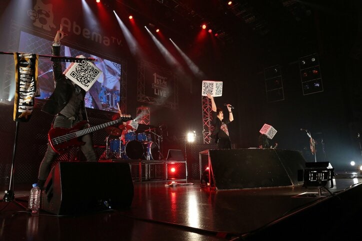 ゴールデンボンバー、笑撃必至のパフォーマンス　AbemaTV1周年記念で独占生中継