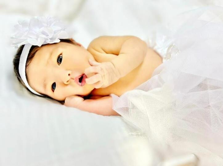  内山信二の妻、娘のニューボーンフォトを公開「素敵な写真」「可愛い」の声 