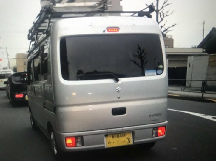 カルロス・ゴーン被告が108日目に保釈　“作業員風”姿、スズキの軽自動車で都内を移動中