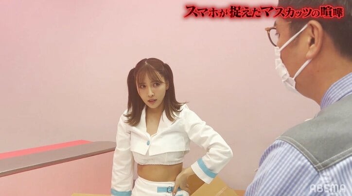 三上悠亜と吉沢明歩の“グダグダ”バトルをおぎやはぎ小木が強い愛で仲裁…何度も抱きしめる