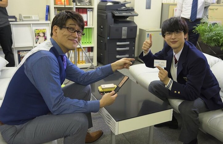 古坂大魔王のクセが強すぎる！？吉沢亮＆新木優子とのオフショット＆場面写真解禁　映画『あのコの、トリコ。』