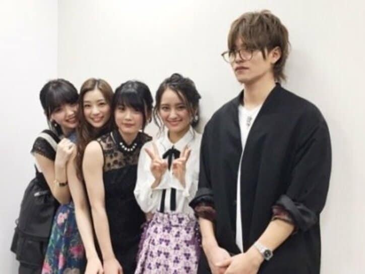 岡田結実 映画 傷だらけの悪魔 オフショットで変顔を公開 美女に囲まれて 話題 Abema Times