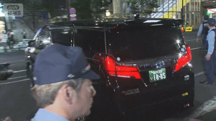 阿部慎之助氏を乗せた車の出（渋谷署）