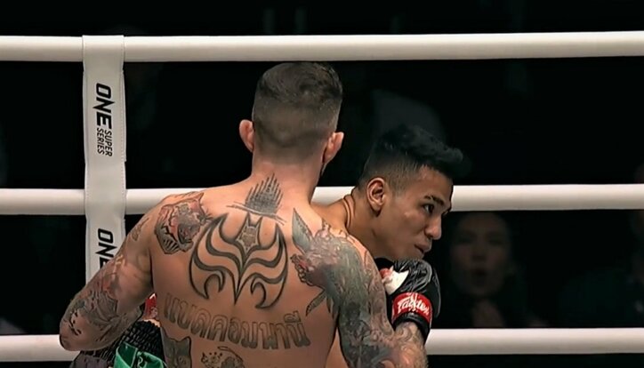 戦慄の左フック、“担架投入”の衝撃結末 　1ラウンド3ダウンの末に…