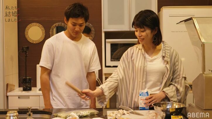 キッチンでハグも！野村周平＆さとうほなみ、“夫婦”でおつまみ作り、距離が縮まり…『私たち結婚しました』第3話 4枚目