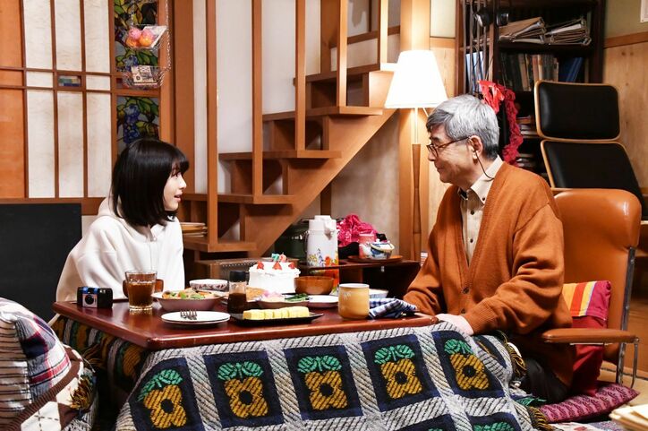 時乃（浜辺美波）のセーラー服姿に反響！渡海（成田凌）も思わず一目惚れ？ ドラマ『アリバイ崩し承ります』特別編