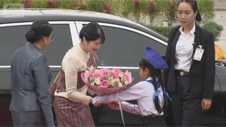 【写真まとめ】民族衣装をまとって　笑顔にあふれた愛子さまのラオス訪問の様子をたっぷりと　端正なペールブルーで出発　乾杯は華やかなピンクで　そのファッションにも注目【初の外国公式訪問】