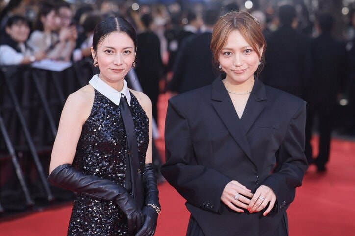 【写真・画像】柴咲コウ、圧巻のオーラでレッドカーペットを席巻! 深いスリットから覗く美脚に視線釘付け 1枚目