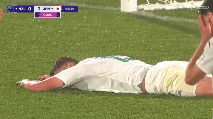 オウンゴールに落ち込むニュージーランドDF