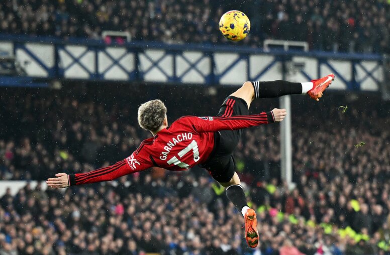 「歴史に残るゴラッソ」「神技」19歳逸材の驚愕オーバーヘッド弾が再脚光！ルーニーのバイシクル→クリロナのゴールパフォに「何回も見ちゃう」【プレミアリーグ前半戦BESTゴール】