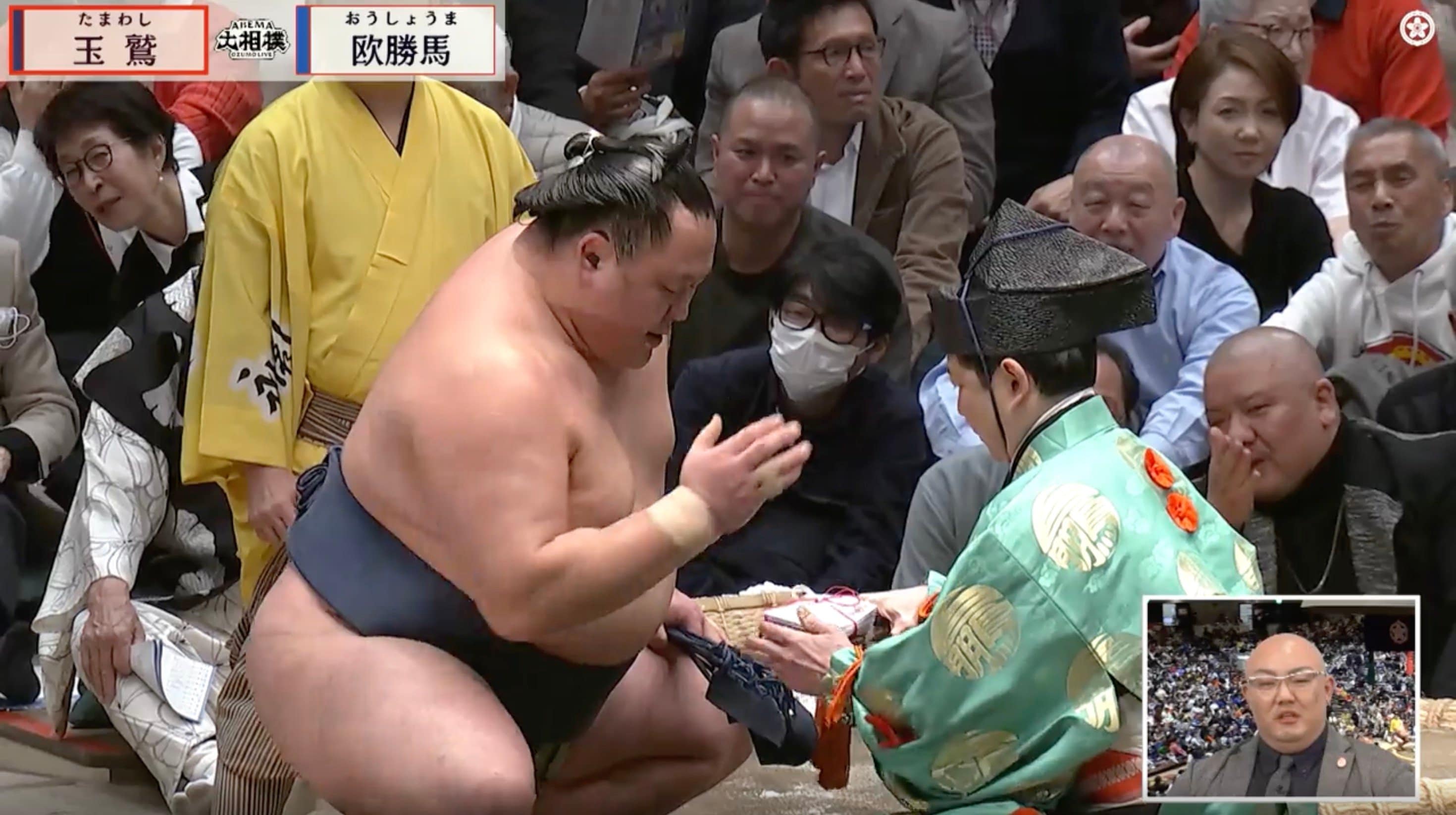 【写真・画像】「脅威の粘り」 41歳の鉄人、土俵際からの“大逆転劇”にファン驚き「足浮いてたのに」館内もどよめきと喝采　1枚目