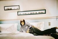 「見惚れてしまう」池田エライザ、色っぽく横たわる私服ショットにファン悶絶