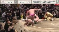 シゲです。宇良 宇良、悔しい反則負け 反り技から出し投げも、まげに手が掛かる