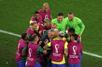 「はしゃぎすぎだろw」ブラジル監督 真顔で歓喜の‟チッチ・ダンス”披露しリシャルリソンに小突かれる「監督かわいいw」