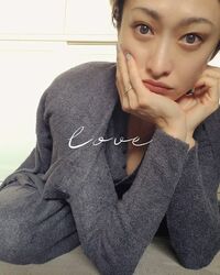 山田優の美脚あらわなルームウェア姿に「細い！綺麗です！！」「足長い」とファン絶賛