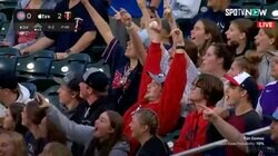 観客が実況も驚きの“のけぞりキャッチ”披露！ ファールボールをジャンピングキャッチに「捕れちゃった」大盛り上がり