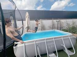  辻希美、自宅のバルコニーでプールを満喫する夫・杉浦太陽と三男の姿「水があんなに苦手だったのに…」 