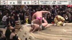 宇良の足が…残っていた！ 土俵際ぎりぎりの攻防を低姿勢で確認も“行司差し違え”に「珍しい」「見えにくかったのだろう」の声