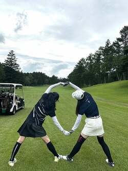  藤あや子、17歳の孫とゴルフを満喫「いい関係で素敵」「スタイル抜群」の声 