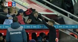 ビッグクラブが注目！市場価値156億円の男がとった“神対応”が話題に「優しすぎる！」「すごい価値になりそう」 交代直後にベンチ裏の少年へ見せた感動シーン