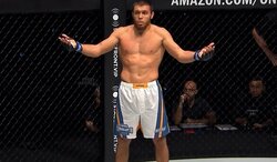 急所にヒザの“蛮行”！ 断末魔のうめき声と大ブーイングで会場騒然 悪びれない様子に「Why？じゃねーよ」批判殺到