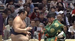 一人横綱・鶴竜、初日から8連勝で勝ち越しも元大関・把瑠都「バタバタしてる」