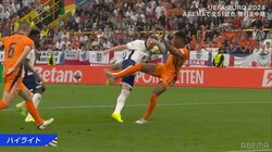 「サッカーが台無し」「あのPKは恥」試合の流れが変わった？“疑惑の判定”に物議 海外メディアで紛糾するVAR判定の瞬間